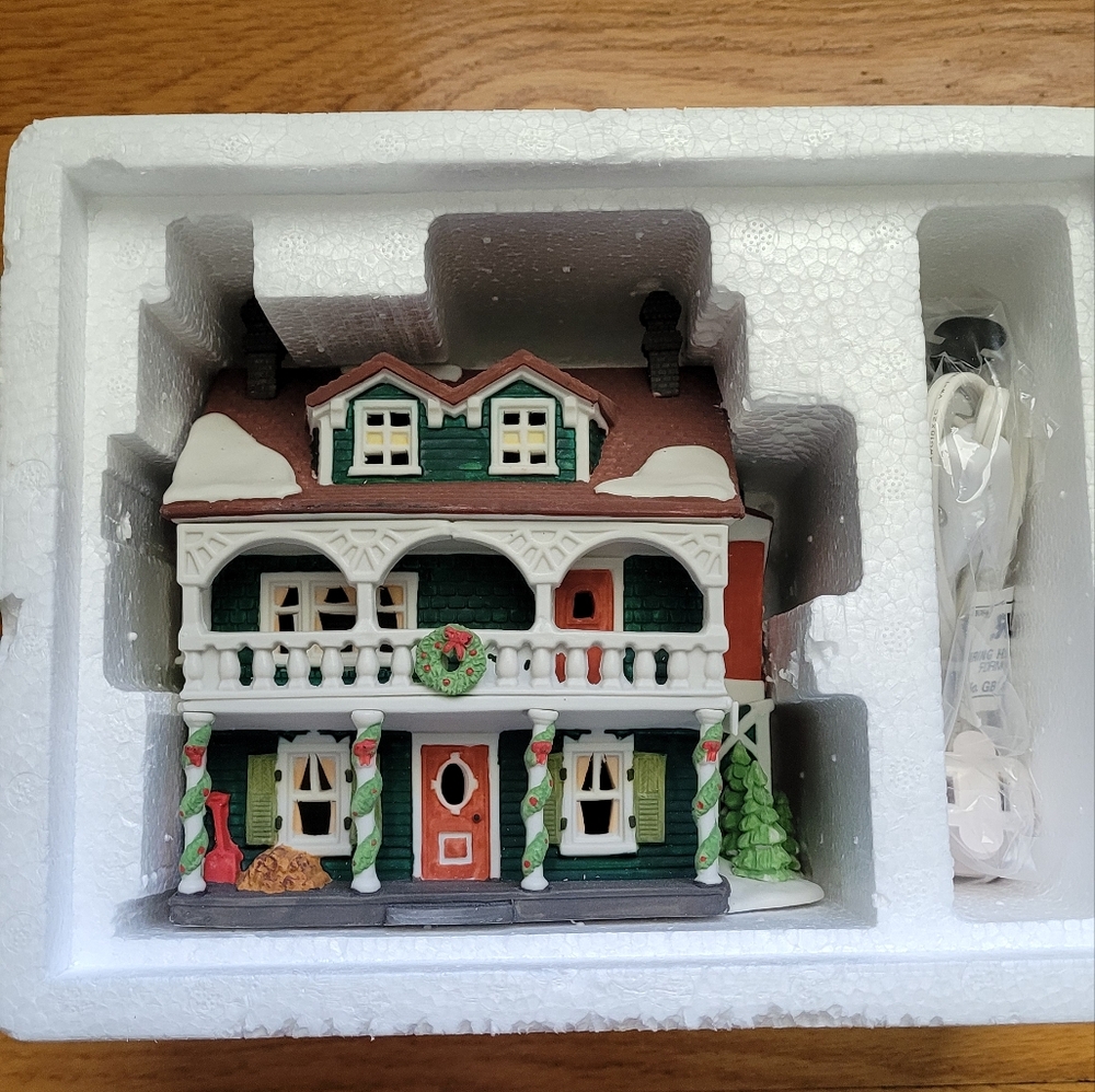 Dept. 56 New England Village Captains Cottage